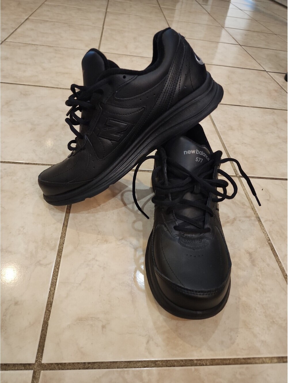 NEW BALANCE women’s size 10 black leather walking shoes  B WW577BK USA